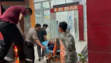 Laporan Warga Masuk 110, Polisi Barru Gercep Evakuasi Pensiunan PNS