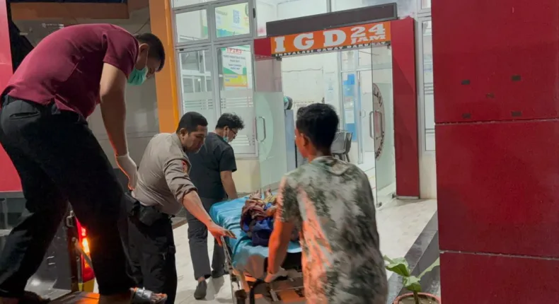 Berkat Laporan 110, Polisi Barru Gercep Evakuasi Pensiunan PNS