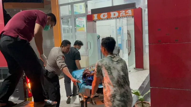 Laporan Warga Masuk 110, Polisi Barru Gercep Evakuasi Pensiunan PNS