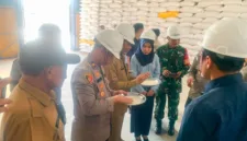 Polres Barru bersama Badan Pangan Nasional, Bulog, pemerintah daerah, TNI, dan stakeholder terkait mengecek kualitas serta kuantitas.