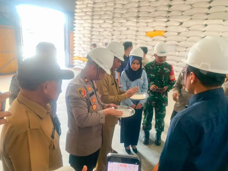Polres Barru bersama Badan Pangan Nasional, Bulog, pemerintah daerah, TNI, dan stakeholder terkait mengecek kualitas serta kuantitas.