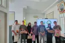 Foto: Aulia, murid SMKN 5 Barru, menerima bantuan.