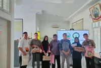 Foto: Aulia, murid SMKN 5 Barru, menerima bantuan.