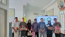 Foto: Aulia, murid SMKN 5 Barru, menerima bantuan.