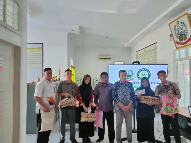Foto: Aulia, murid SMKN 5 Barru, menerima bantuan.
