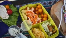 Cari ide bekal simpel dan sehat untuk anak TK? Simak 15 pilihan menu praktis, bergizi, dan mudah disiapkan sebelum sekolah. (Foto: Unsplash)