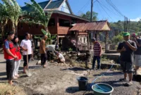 Pemerintah Desa Libureng bersama masyarakat dan mahasiswa KKN Profesi Universitas Hasanuddin bergotong royong membersihkan Tempat Pemakaman Umum (TPU) di Dusun Leppe'e.