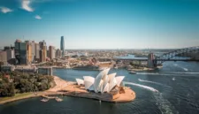 Ilustrasi. Ingin ikut WHV Australia 2026? Ketahui persyaratan usia, pendidikan, bahasa Inggris, dana, surat dukungan, ballot, hingga aturan bekerja. (Foto: Pexels)
