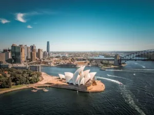 WHV Australia 2026 Dibuka dengan Sistem Baru, Ini Syarat dan Persiapan Penting untuk WNI Ilustrasi. Ingin ikut WHV Australia 2026? Ketahui persyaratan usia, pendidikan, bahasa Inggris, dana, surat dukungan, ballot, hingga aturan bekerja. (Foto: Pexels)