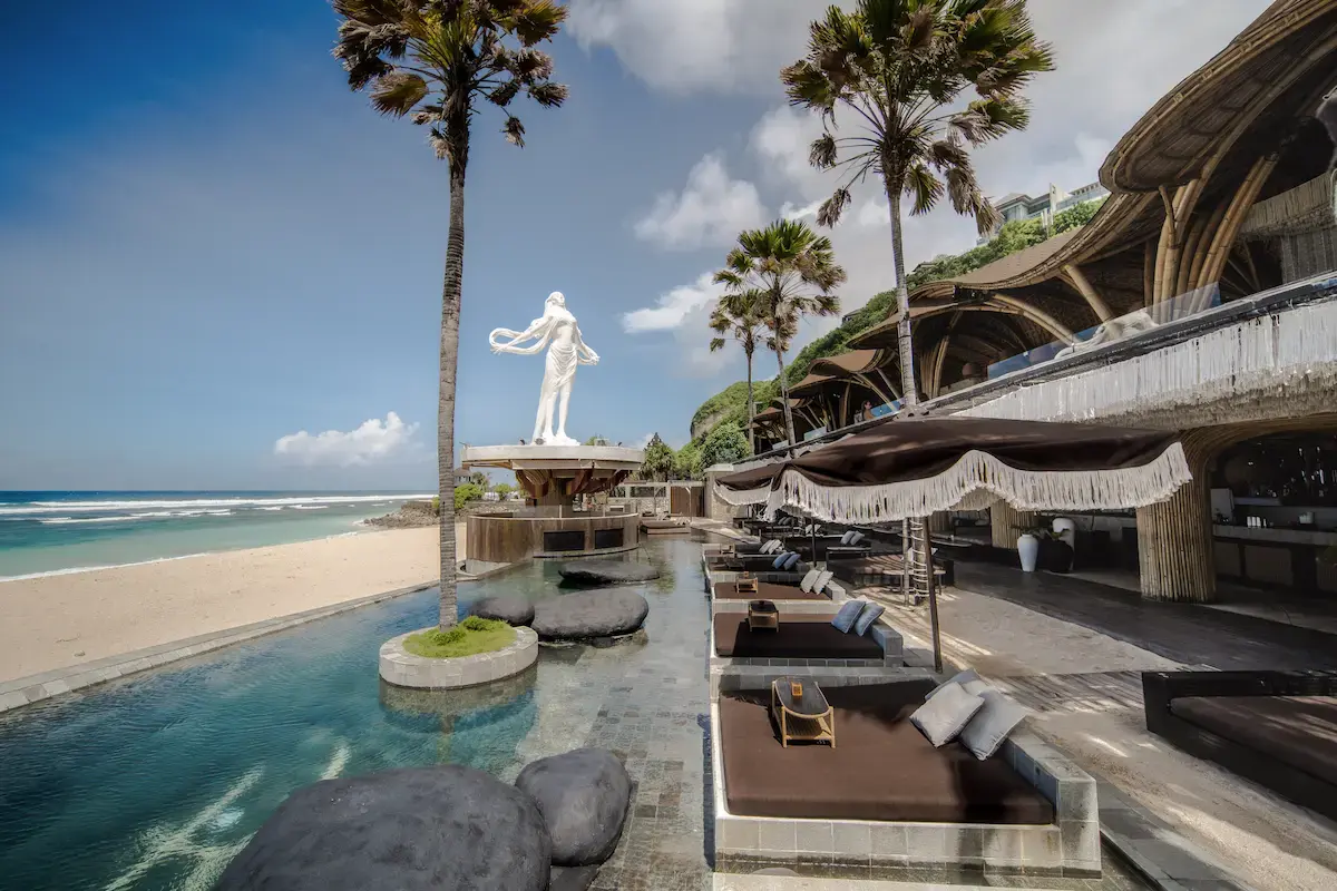Pesona Melasti: Keindahan Pantai Bali Selatan di Balik Tebing WEST LAGOON DAY BED