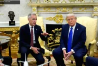 Perang Dagang Kanada — Bendera Amerika Serikat dan Kanada berkibar berdampingan di tengah ketegangan hubungan bilateral.