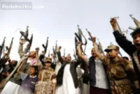 serangan kelompok Houthi — Logo Organisasi Kerja Sama Islam (OKI) dengan latar belakang bendera negara-negara anggota.