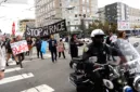 Puluhan pengunjuk rasa melakukan aksi di San Francisco untuk menuntut regulasi AI yang lebih ketat.