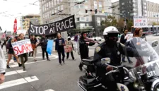 Puluhan pengunjuk rasa melakukan aksi di San Francisco untuk menuntut regulasi AI yang lebih ketat.