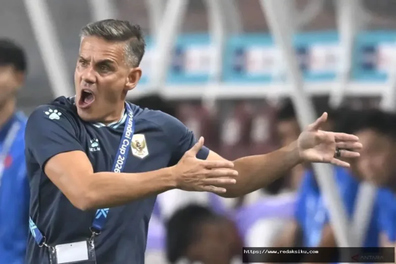 Pelatih Timnas Indonesia John Herdman memberikan instruksi dalam evaluasi Piala AFF 2026