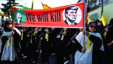 Pemerintah Iran mengancam akan terus menutup Selat Hormuz hingga tuntutan kesepakatan internasional dipenuhi.