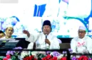 Ratusan warga mengikuti pengajian umum dan bersholawat bersama Gus Muwafiq di area persawahan Desa Pandanan, Gresik.