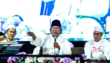 Ratusan warga mengikuti pengajian umum dan bersholawat bersama Gus Muwafiq di area persawahan Desa Pandanan, Gresik.