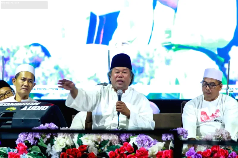 Ratusan warga Gresik mengikuti pengajian dan bersholawat bersama Gus Muwafiq di tengah area persawahan Desa Pandanan.