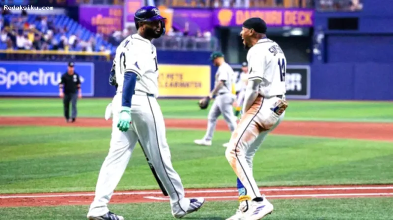 Junior Caminero saat merayakan walk-off home run untuk Tampa Bay Rays melawan Oakland A's.