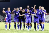 Persib Waspadai PSM Makassar — Pemain Persib Bandung bersiap menghadapi PSM Makassar di Stadion GBLA.