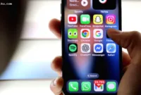 platform digital — Tampilan aplikasi media sosial pada layar ponsel pintar