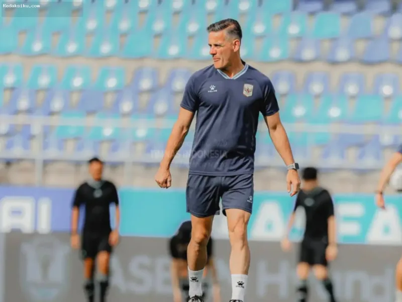 Pelatih John Herdman saat memberikan arahan kepada pemain Timnas Indonesia di lapangan
