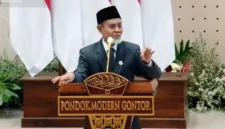 KH Hasan Abdullah Sahal melontarkan candaan di depan Presiden Prabowo Subianto saat peringatan satu abad Pondok Modern Darussalam Gontor.