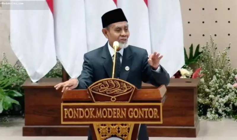 KH Hasan Abdullah Sahal menyampaikan sambutan di depan Presiden Prabowo Subianto dalam perayaan 100 tahun Gontor.