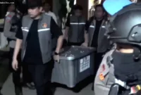 Penyidik Mabes Polri dan Polda Sulsel menggeledah ruang kerja Bupati Gowa.