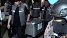 Penyidik kepolisian menggeledah ruang kerja Bupati Gowa terkait dugaan korupsi.
