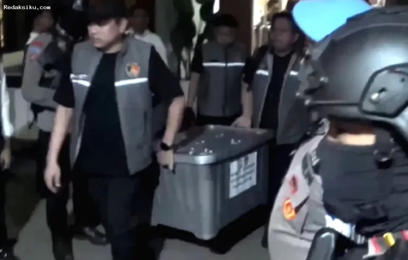Penyidik Mabes Polri dan Polda Sulsel menggeledah ruang kerja Bupati Gowa.