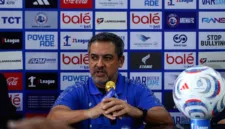 Pelatih Arema FC, Marcos Santos, memberikan keterangan pers jelang laga melawan Persik Kediri di Stadion Kanjuruhan.