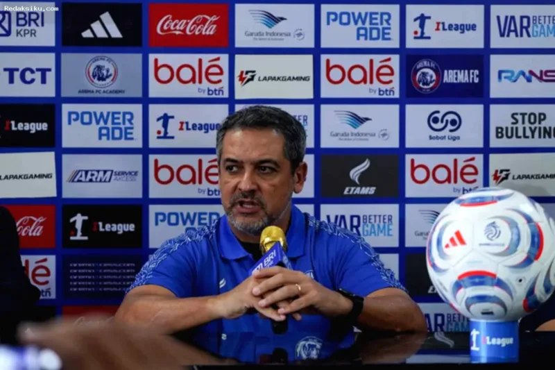 Prediksi Susunan Pemain — Pelatih Arema FC Marcos Santos memberikan keterangan dalam konferensi pers jelang laga melawan Persik Kediri