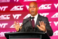 Pelatih James Franklin saat memberikan keterangan dalam konferensi pers yang mengundang perhatian publik.