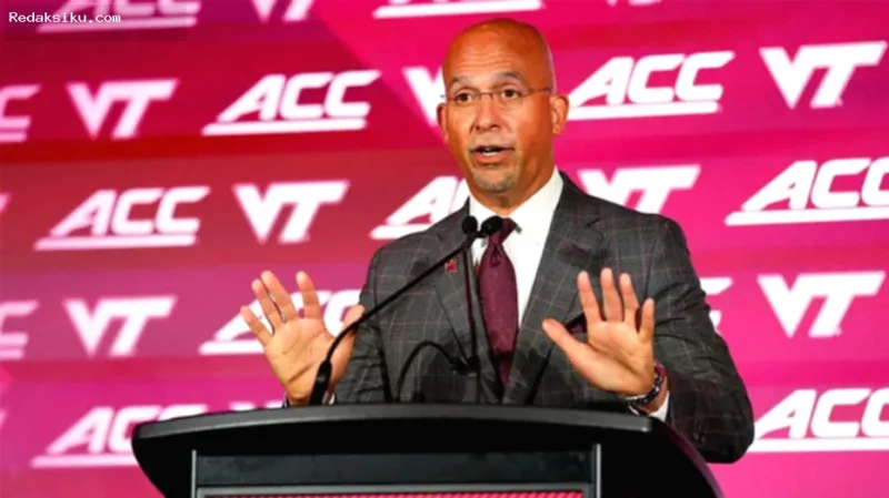 Pelatih James Franklin saat memberikan keterangan dalam konferensi pers yang mengundang perhatian publik.