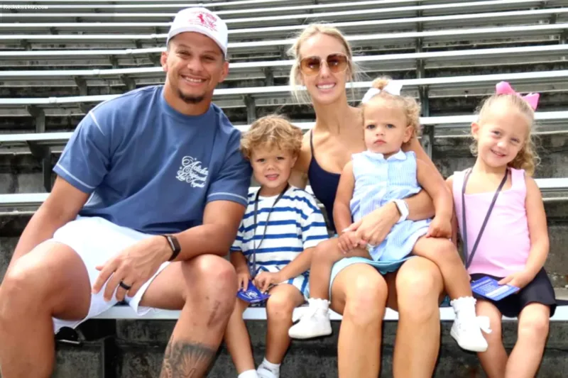 Anak Patrick Brittany — Patrick dan Brittany Mahomes bersama ketiga anak mereka di sebuah acara keluarga.