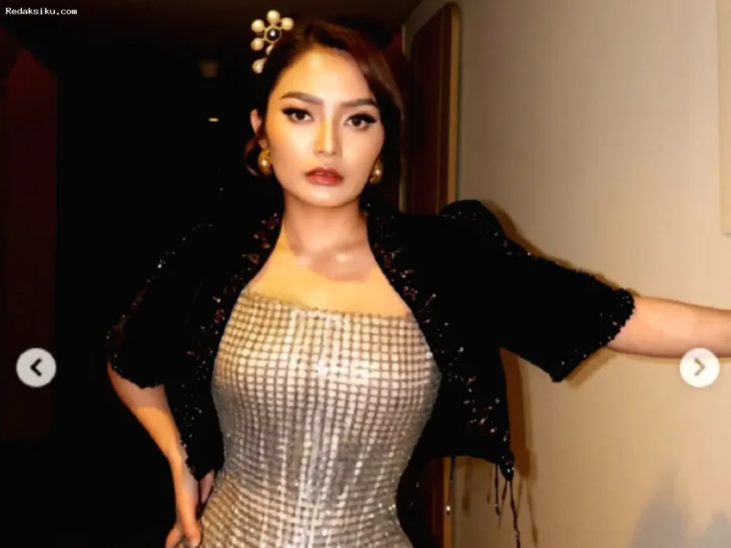 Siti Badriah tersenyum dengan tampilan bibir sehat dan lembap