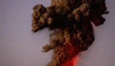 Partikel abu vulkanik dari erupsi gunung berapi dapat masuk dan merusak komponen mesin jet pesawat.