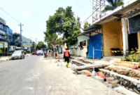 Drainase Jalan Supriyadi — Pekerja DPUTR sedang melakukan perbaikan saluran drainase di Jalan Supriyadi, Pati.