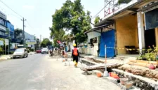 Dinas Pekerjaan Umum dan Tata Ruang Kabupaten Pati memperbaiki drainase di Jalan Supriyadi untuk mengatasi genangan air.