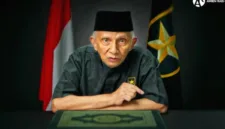 Ketua Majelis Syura Partai Ummat Amien Rais mengkritik kebijakan reshuffle kabinet Presiden Prabowo Subianto.