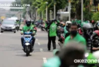 Ilustrasi pengemudi ojek online dan aplikasi terkait aturan dalam RUU LLAJ