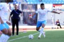 Bek Kalteng FC, Leo Lelis, menunjukkan ekspresi kecewa setelah timnya kalah telak dari Arema FC.