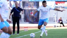 Bek Kalteng FC, Leo Lelis, menunjukkan ekspresi kecewa setelah timnya kalah telak dari Arema FC.