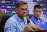 Suporter Persija Jakarta, Jakmania, memadati stadion dalam sebuah pertandingan Liga 1.