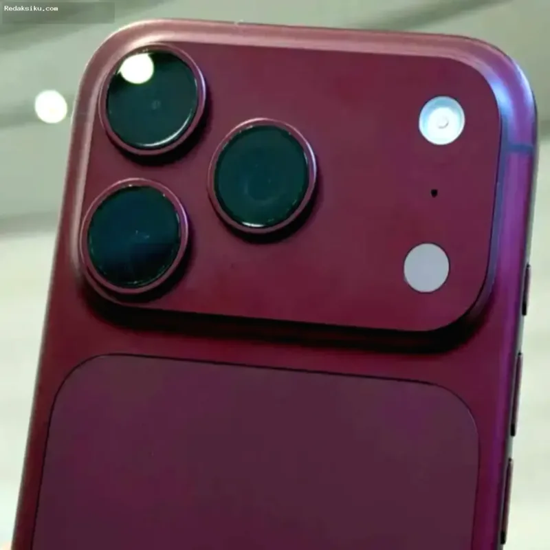 kapasitas baterai iPhone 18 — Komponen baterai iPhone 18 Pro yang terlihat saat proses pembongkaran perangkat oleh tim iFixit.