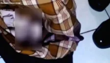 Warga dan aparat kepolisian melakukan evakuasi terhadap jasad bayi laki-laki yang ditemukan mengambang di Kali Babelan, Bekasi.