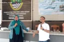 Tim KKN UNS Surakarta memberikan pelatihan strategi pemasaran dan personal branding kepada kader PKK Desa Bojong.