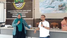 Tim KKN UNS Surakarta memberikan pelatihan strategi pemasaran dan personal branding kepada kader PKK Desa Bojong.